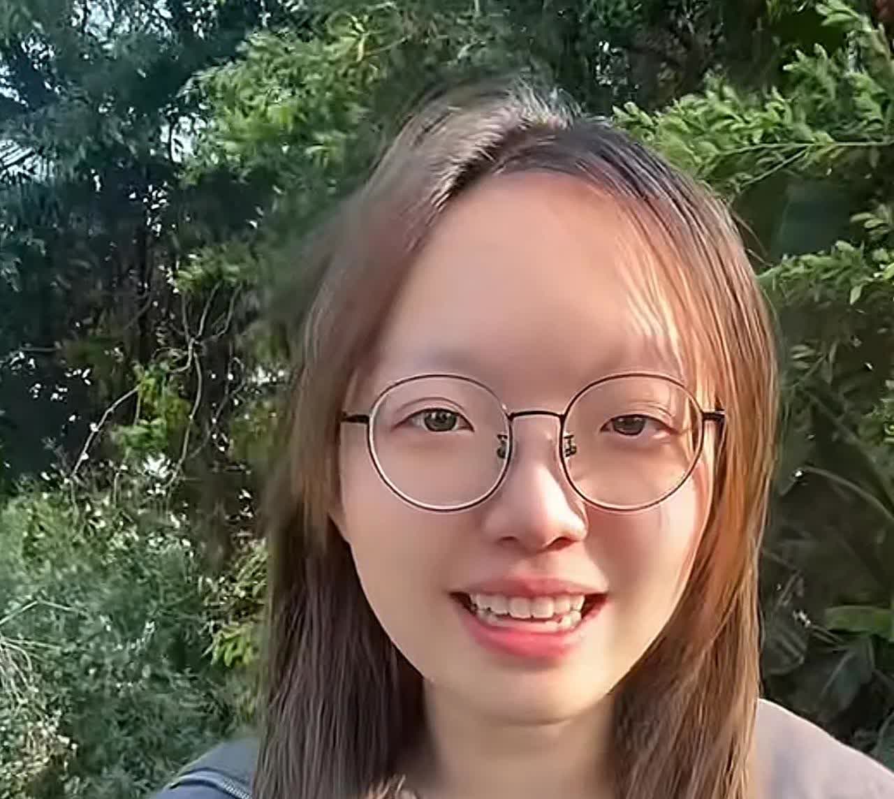 谢浩男的大妹妹，
以后会是个人物！
她不是靠爸爸的身家、哥哥的学历出圈，
