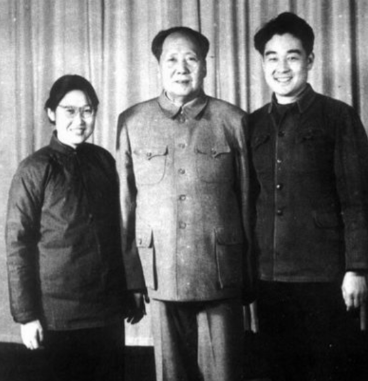 这天，孔令华带女友回家见家长，父亲孔从洲却见到女孩儿后，大吃一惊。当晚便拉着儿子
