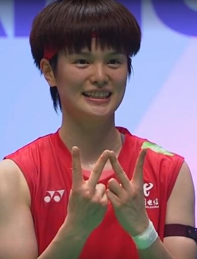 新加坡羽毛球公开赛女单半决赛，王祉怡21:12、12:21、21:17击败山口茜