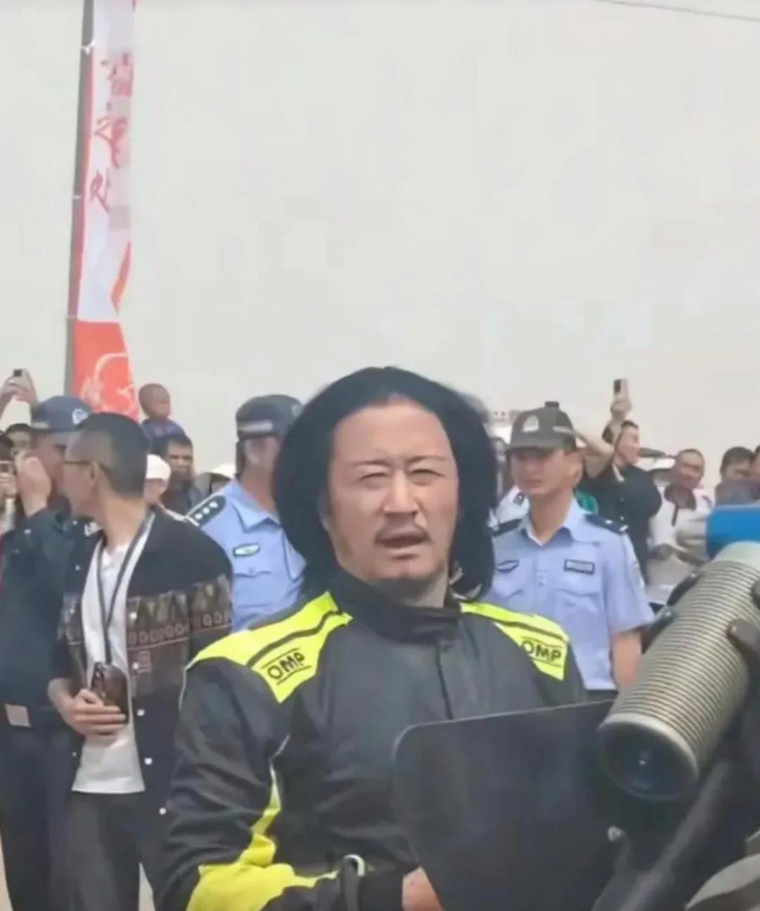 这是吴京[恐惧]！这造型，真心觉得不好看！[呲牙][呲牙][呲牙]这是为了拍戏的