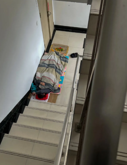 保洁阿姨的确需要一个哪怕不大的休息间了
