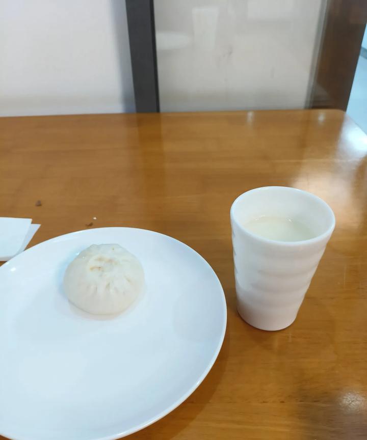 和一个体制内的朋友聊天，说起公务员的工作内容，他给出了一个我没有想到的答案。
朋