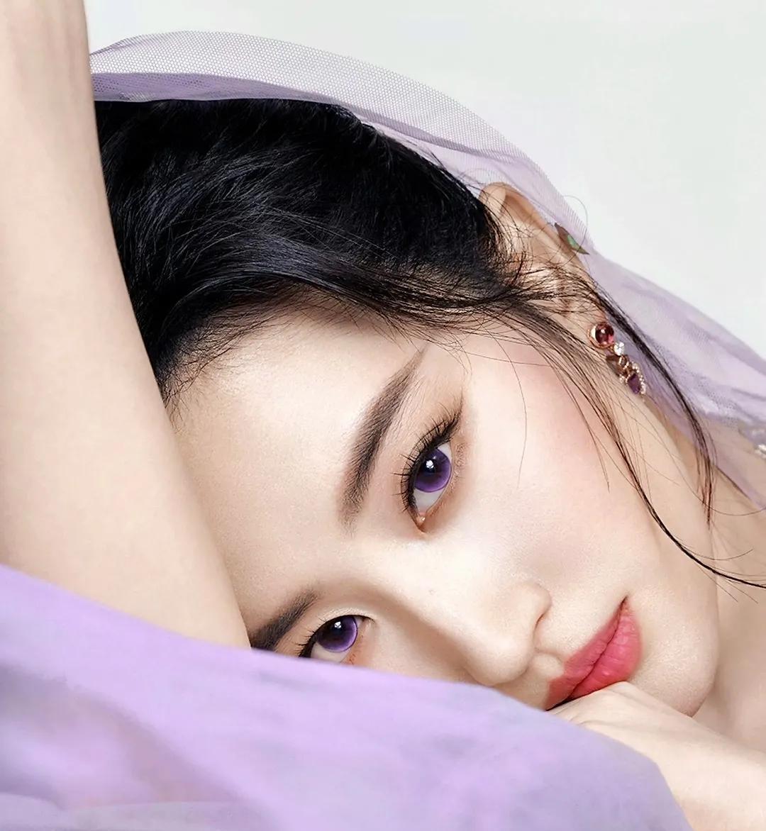 OMG，这是什么神仙颜值！
刘亦菲最近为某车企代言，一身紫色搭配，让人惊讶不已。