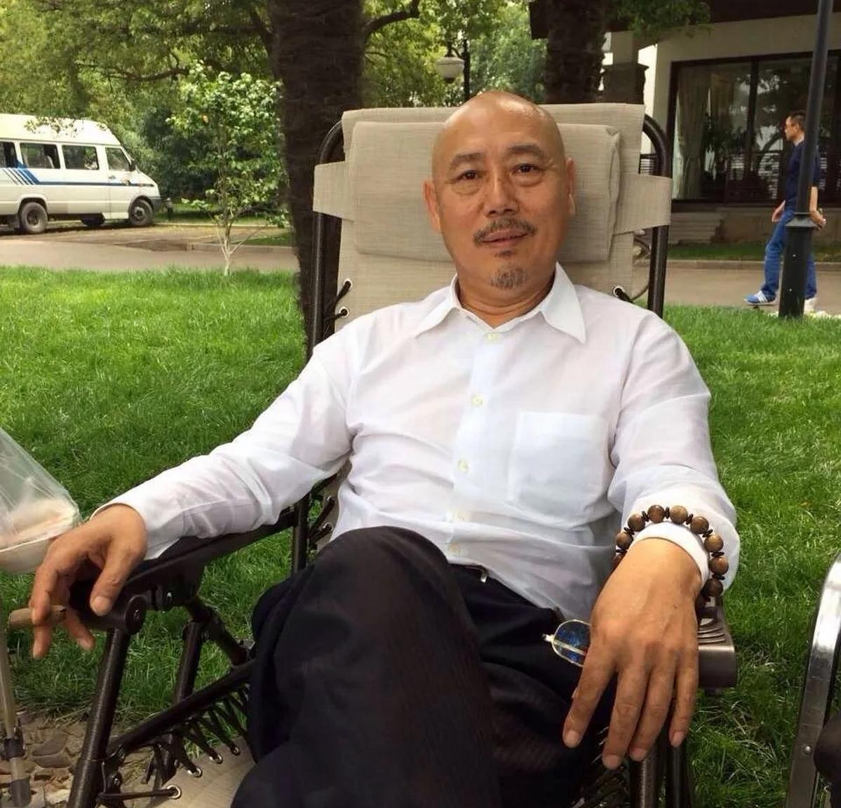 1991年，身价过亿的李诚儒，却把糟糠之妻和6岁的儿子赶出家门，转身就娶了女朋友