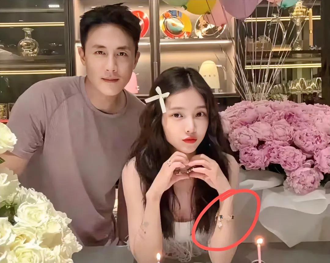 杜淳老婆过生日，越来越甜美，不知道的还以为是他闺女呢。据资料显示，#杜淳老婆# 