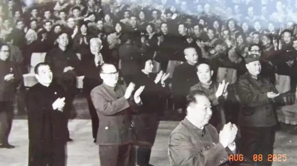 黑白老照片分享。
1979年9月5日，国务院副总理华国锋为团长的中央代表团抵达拉