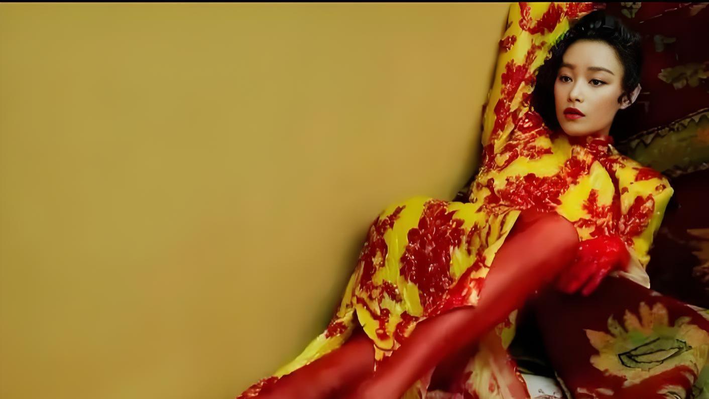 倪妮黑丝转身心机：锁骨钻石与袜面反光谁更勾人？