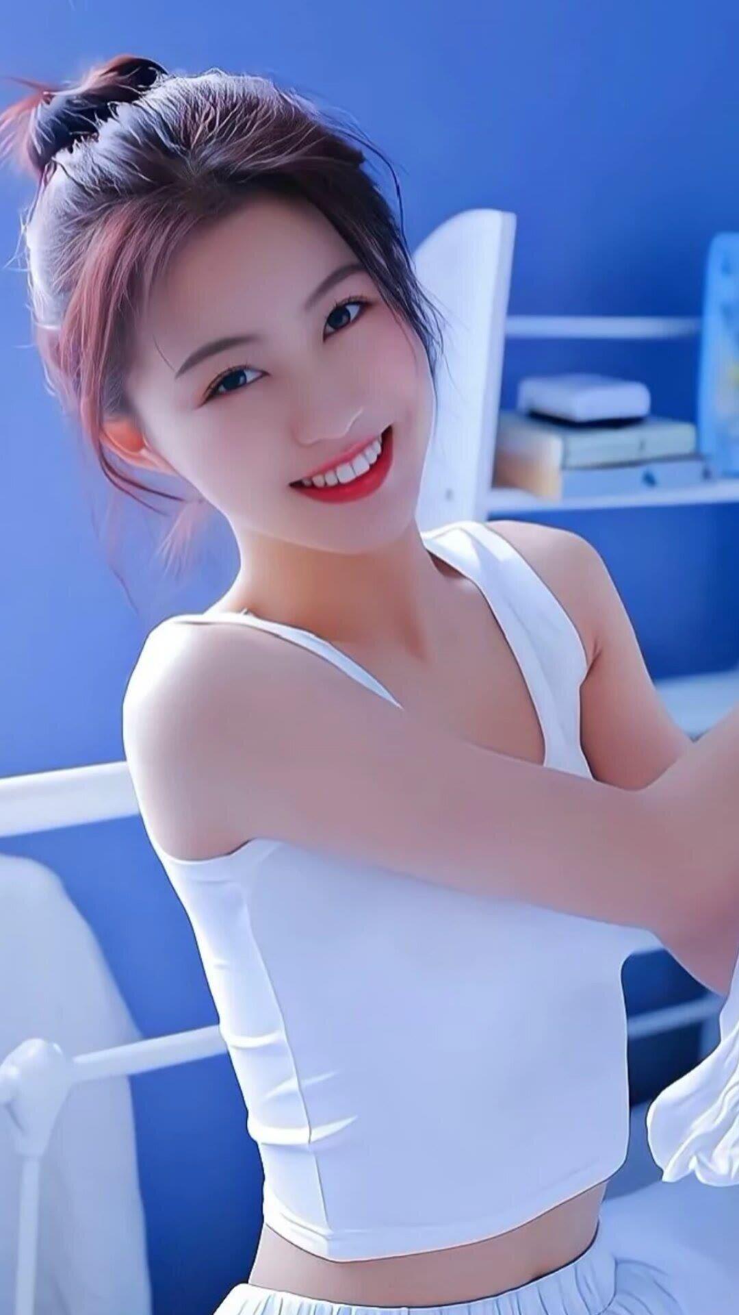 笑话：老张两口子连生三个闺女，个个都是如花似玉的美人胚子。
可是老张的思想非常传