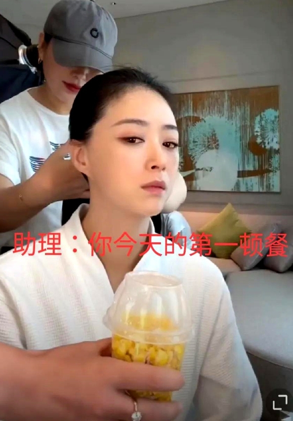 蒋欣在化妆的时候，助理拿来了蒋欣今天的早餐，一杯玉米粒，蒋欣看到这个就推开了，没