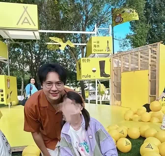 离婚后，他怎么比文章还显老！放着好好的老婆不珍惜，非要搞些有的没的，坑了自己也坑