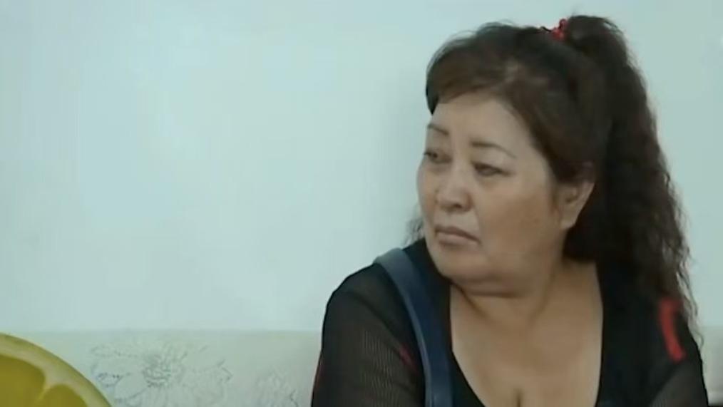 大妈相中有钱大爷，要2000零花钱要求大爷养她，年轻美貌是她的资本