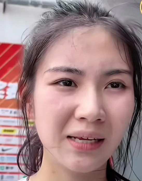 中国体坛两大最美女神素颜后的样子其实也不惊艳!
图一:被称为田径届刘亦菲的夏思凝