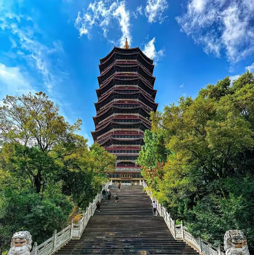 昨日和朋友聊起，是在贵州生活好，还是在云南的曲靖、昆明、玉溪生活比较好？
同学说