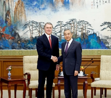 中美关系有了新的进展？外长王毅会见了美国新上任驻华大使庞德伟，还表示，当前中美关