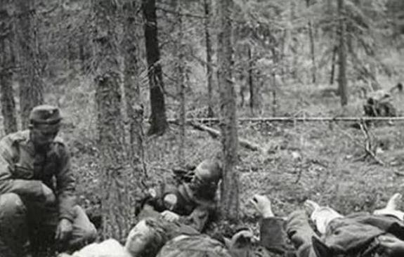 1942年，赵培宪被俘，日军捆住他的双手，把他押到训练场给新兵练刺刀，但被赵培宪