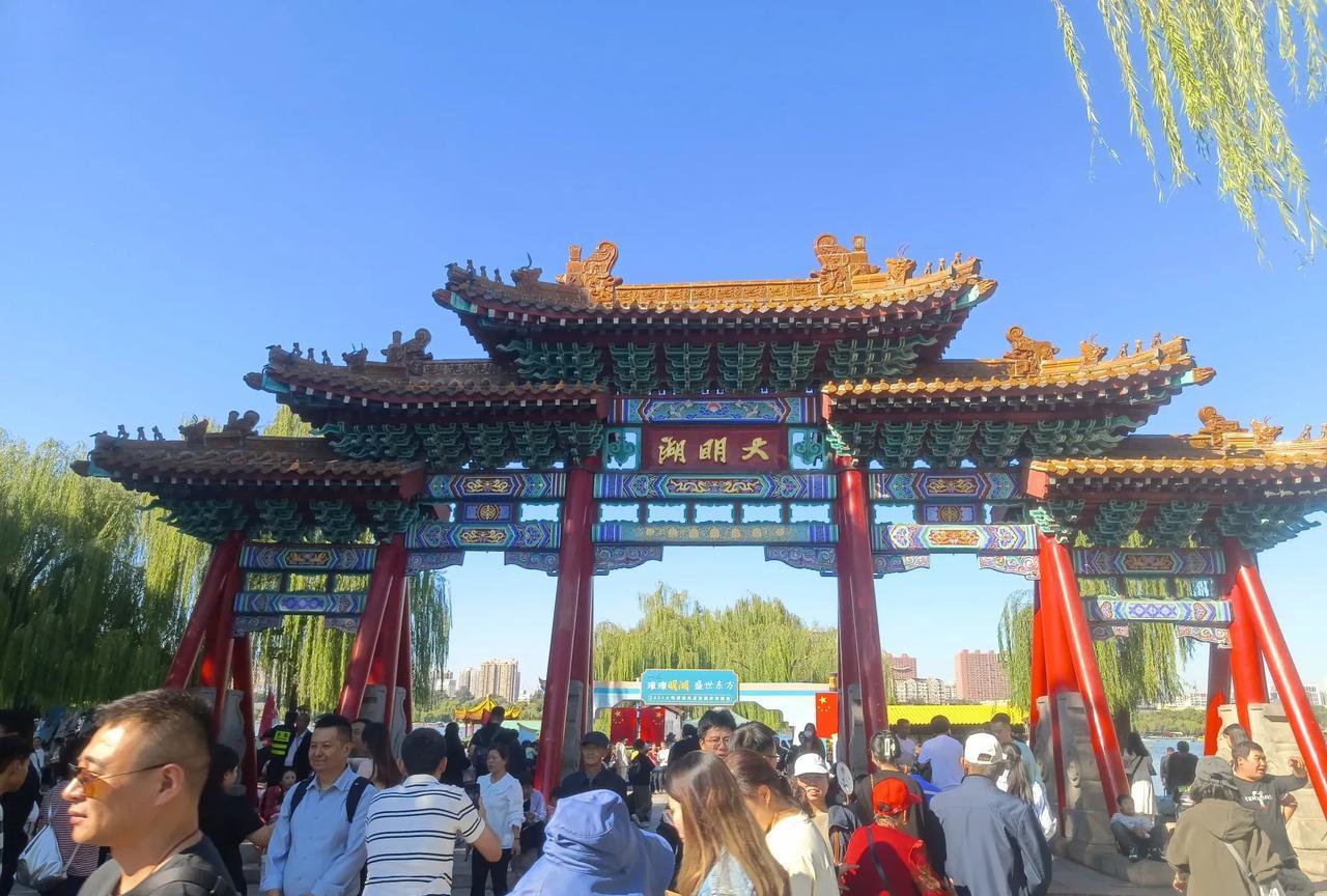 山东好多大学都是在济南和青岛，大学数量也多，青岛一所985、一所211，济南一所