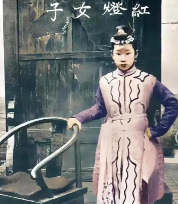 1900年，“黄莲圣母”不幸被八国联军抓获，联军对她所谓的“法术”充满好奇，对她