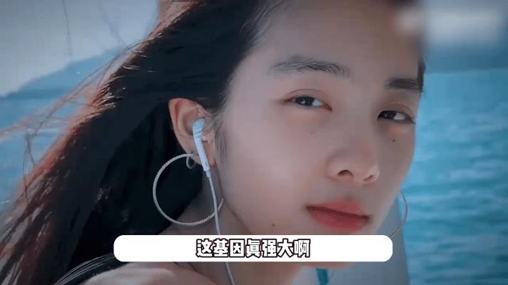 近日，“黄多多天选文艺片女主脸”的话题热度飙升。照片中，她身着简约白衬衫，伫立在