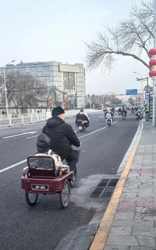 北京街头，蹬三轮的大爷
自北京市取消电动三四轮以后，街头上就出现了多年不见的人力