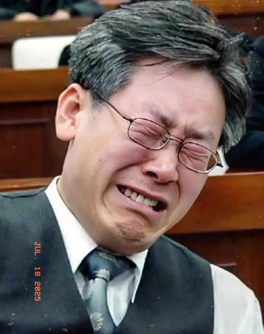 李在明现在眉头皱成川字了。

他拒绝邀请去北京阅兵，

转请中方参加韩国APEC