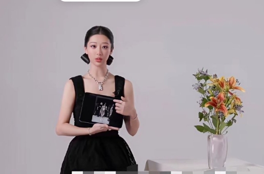 这是杨紫吗，要不是有字幕，和听声音，真认不出来这是杨紫。
​杨紫现在每次出现的时