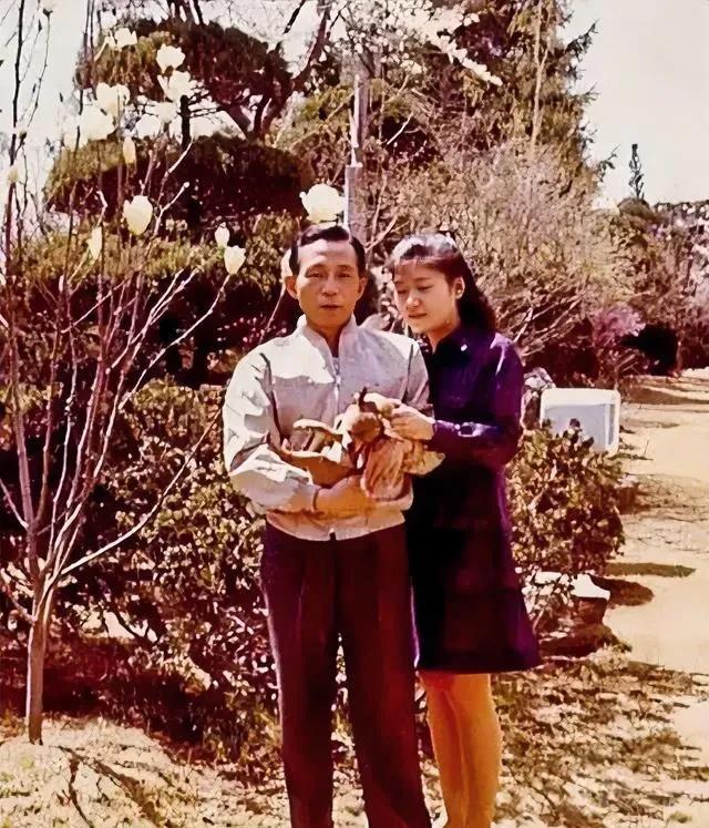 这张照片展现出了韩国前总统朴槿惠与父亲在上世纪七十年代初的情景，那时候的朴槿惠既