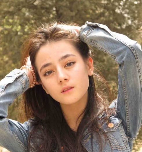 古早时期迪丽热巴竟然是这样的...

现在的热巴每张照片都封神，真的太美了！
