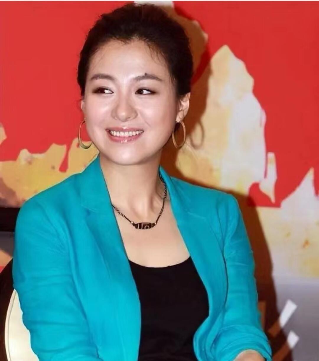 她比许晴长得漂亮多了，她衣品真的好，这一身打扮端庄优雅，一张标准的鹅蛋脸太美了。
