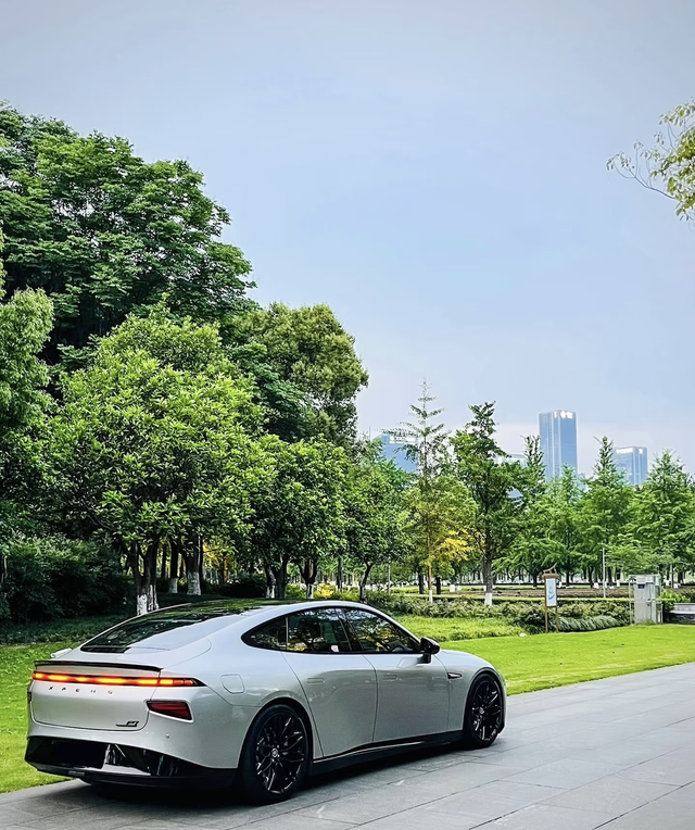 分享一下小鹏的巅峰外观设计
个人认为好的改装是基于原厂风格前提下进行点缀提升 原