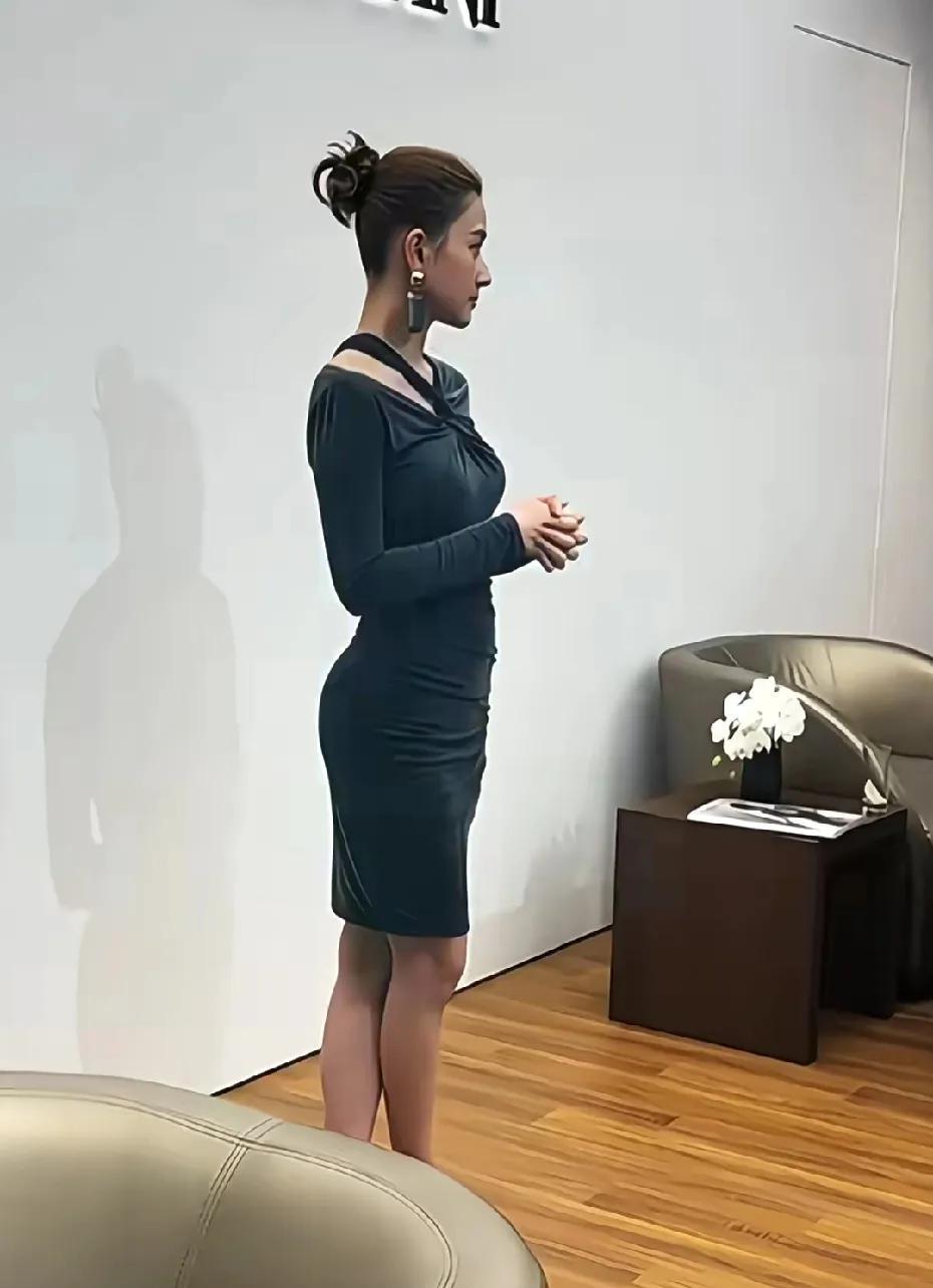 何超莲虽然个子不高，但是身材比例很不错