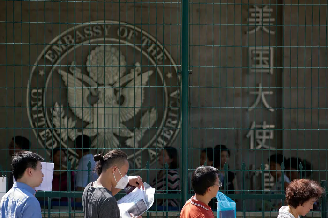 美国禁止在华公务员谈恋爱，两国降温标志
自今年1月起，美国政府禁止驻华官员与当地