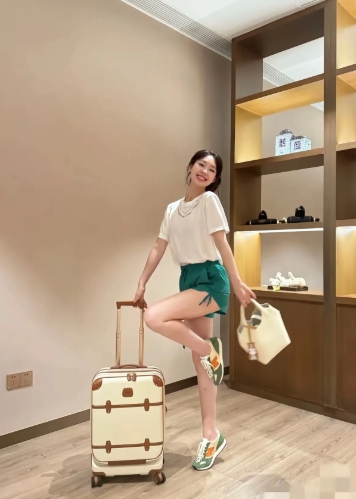 管乐估计现在肠子都悔青了，
本以为晒出自己家里乱糟糟的照片，
会让大家觉得自己比