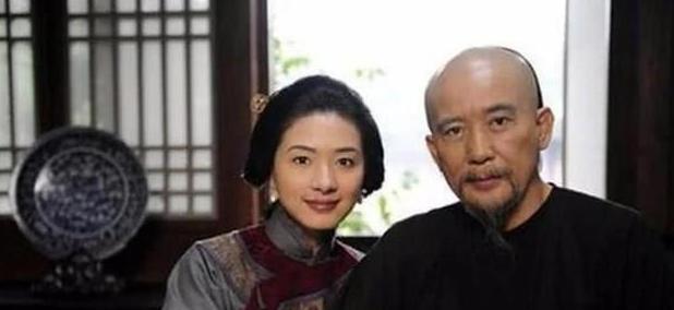 1641年，23岁的柳如是，嫁给了59岁的钱谦益，洞房花烛夜，钱谦益低声问道：“