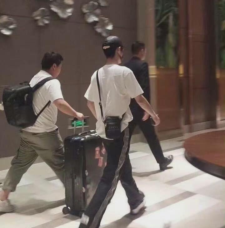 从男朋友到老公……[舔屏][舔屏][舔屏]
（这大长腿，绝了）