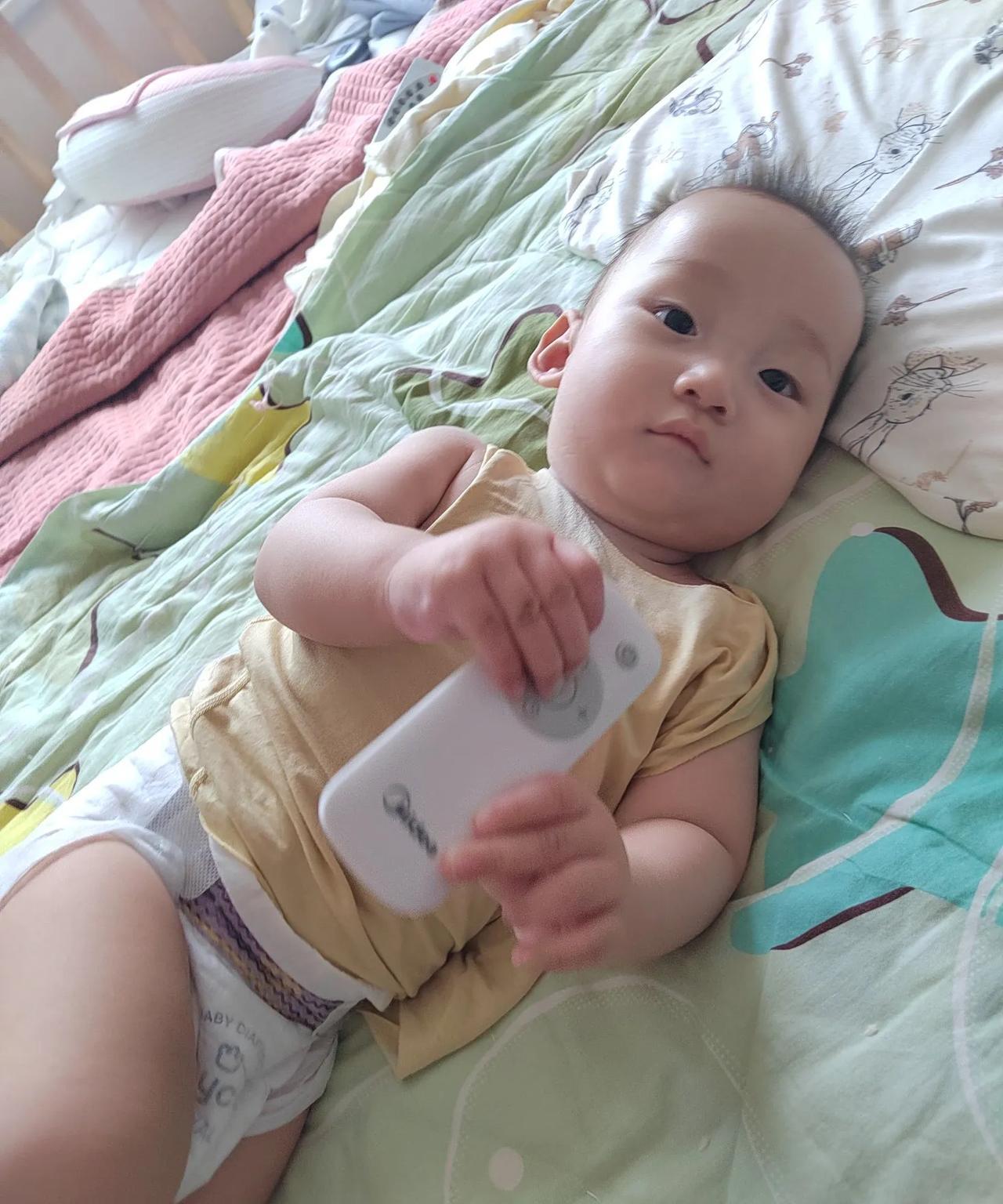 这六个多月的小外孙真可称之为“天使宝宝”。
          今天上午女儿打电