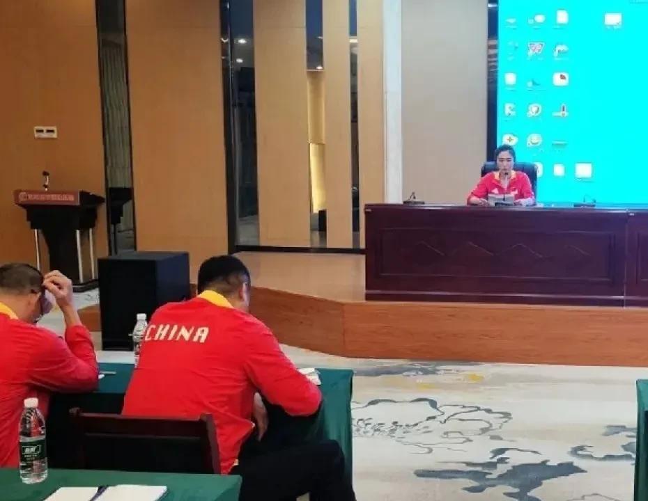中国女排不仅在抓世锦赛前的短板问题，
同时也不放松学习，开展分享会，
王梦洁作了