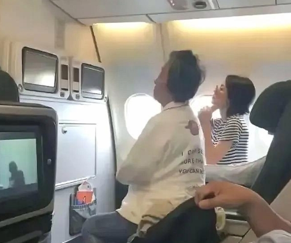 在一次飞行旅程中，有乘客偶遇王菲。她独自出行，身边既无谢霆锋相伴，也不见工作人员