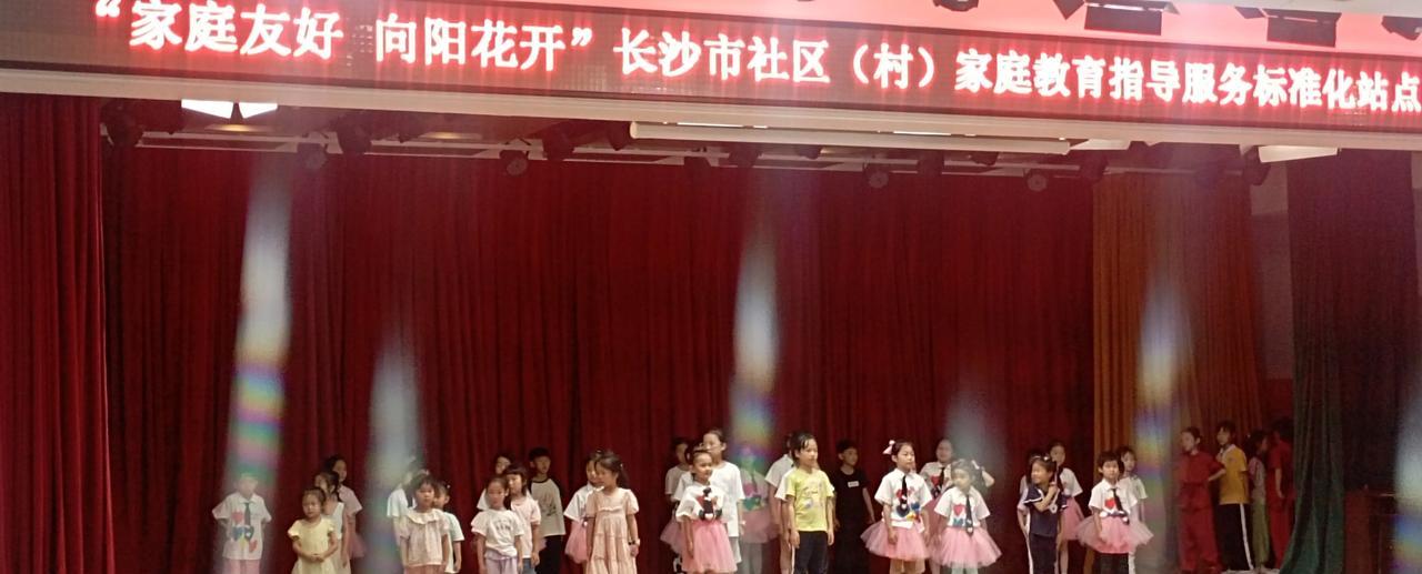 六一儿童节活动，
小朋友排练中，
第一次上正式舞台表演机会，
孩子们都很认真对待
