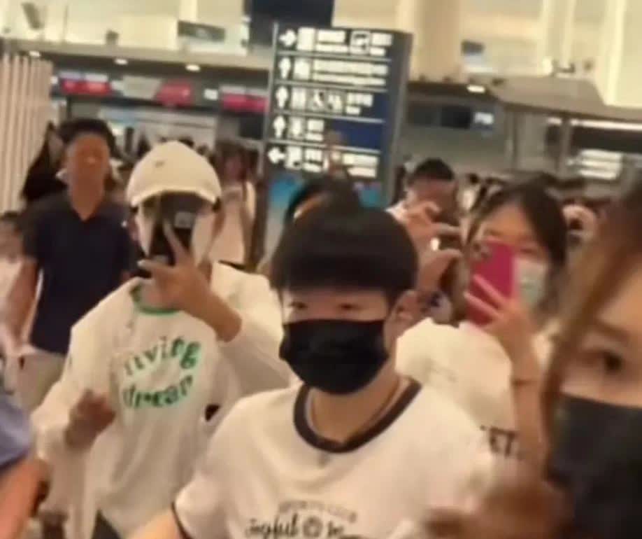 王主席，看到运动员这样被怼拍，还坚持她出发比赛不能走VIP通道吗？
他们自己出