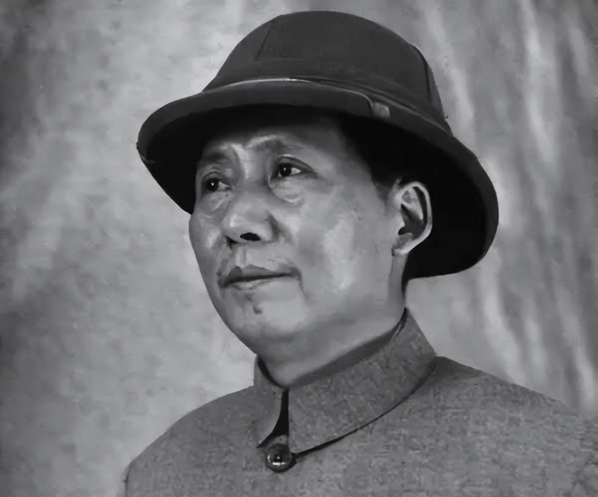重庆谈判时，报社要发表《沁园春·雪》，周恩来不同意。



1945年10月，重
