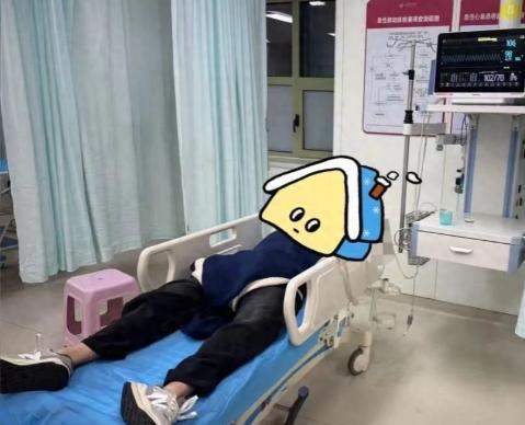 陕西西安，男子花2585元在五星级酒店休息，岂料，男子睡的正香，突然有人刷卡进门