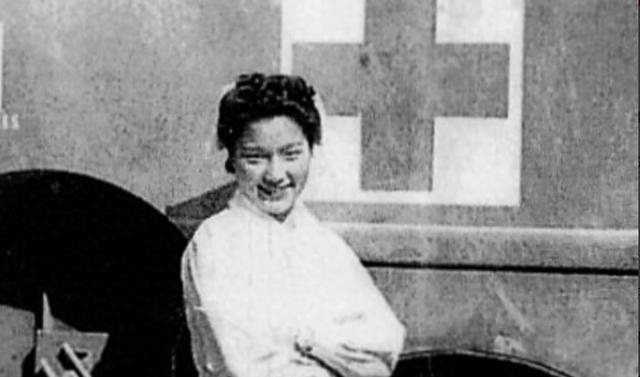 1944年的腾冲悬崖上，她抱着只剩两发子弹的步枪，背后49名伤员在呻吟，而日军搜