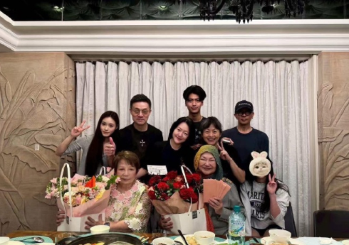 S家母亲节合照，许久未露面的小S，以及瘦了一圈的具俊晔，还沉浸在失去大S的悲伤中！