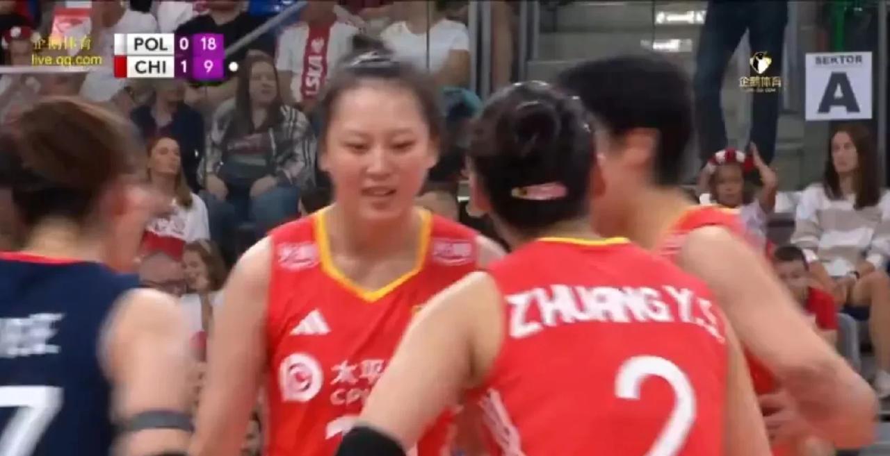 友谊赛：画了张大饼，送了份开心给波兰女排！7月19日，赵勇主教练率领中国女排与东