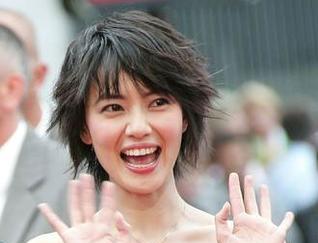 高圆圆戛纳生图美翻，满脸皱纹照样吊打内娱“心机女”！
家人们，一年一度的戛纳红毯