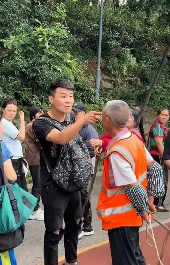 
一名自称来自江苏南京的游客，来到贵州省黔灵山游玩。由于山上猴子较多，景区为了防
