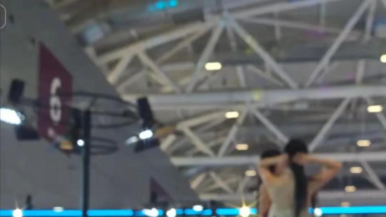 离谱！一个模特瘫痪一个展台，因车模尺度太大，人被带走展台被封