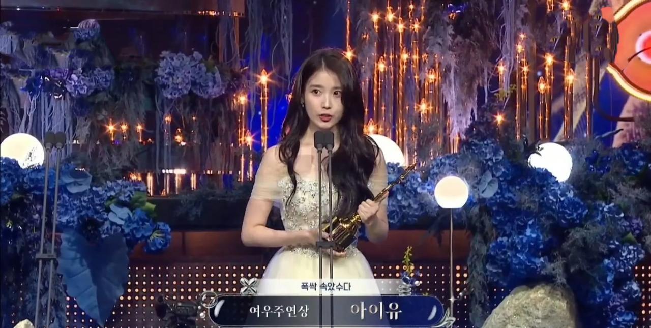 IU拿下青龙视后爆哭！网友：谁说偶像不能当戏骨？谁说偶像转型演员注定是“花瓶”？