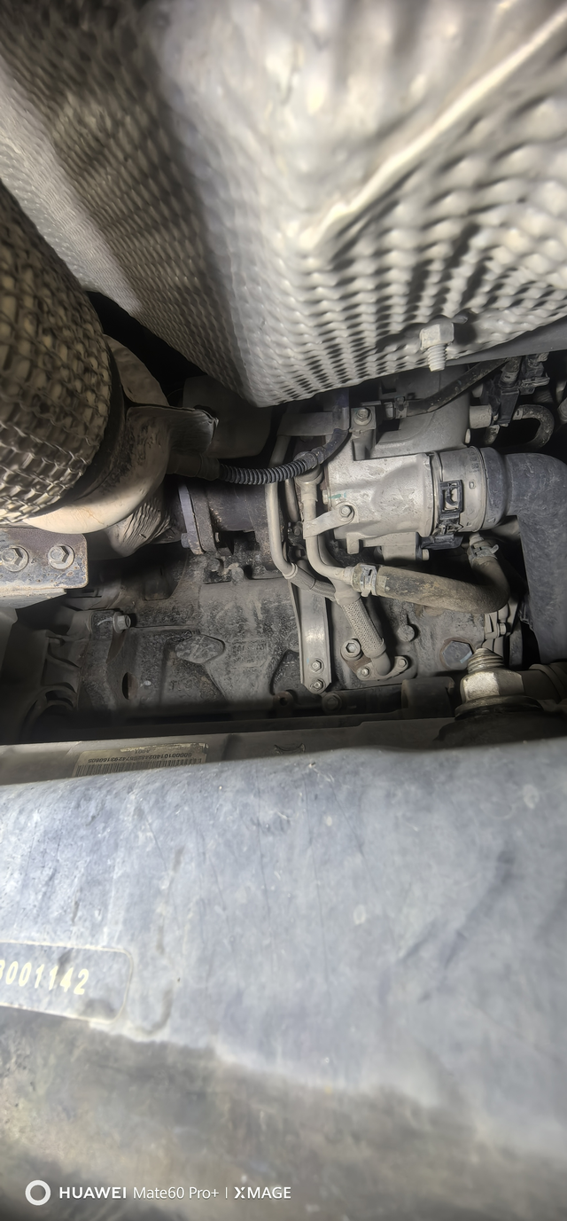 16款博越换小拉杆
8万6千公里的底盘一点都没锈，开起来咯噔咯噔响换个平衡杆拉杆