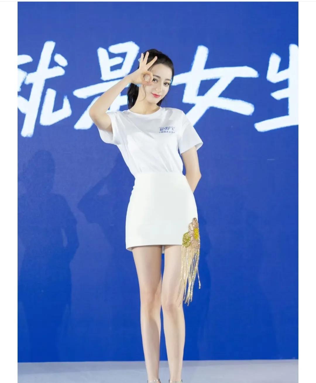 迪丽热巴，这腿简直太完美了，可这大脚趾头太粗了。